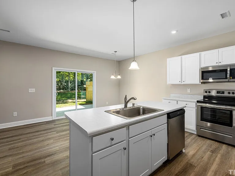 335 E Pine Ave — Photo 6