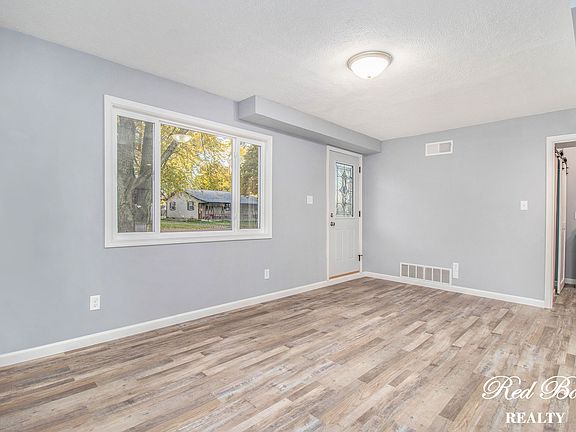 4th image of 304 E Superior St