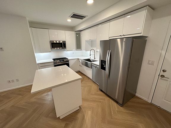 5th image of 1119 Poinsettia Dr