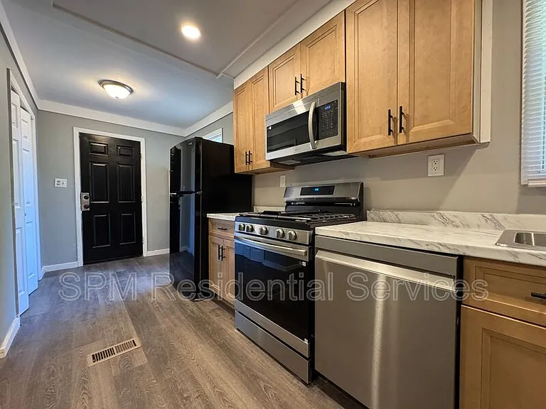 553 Manly Ave — Photo 10