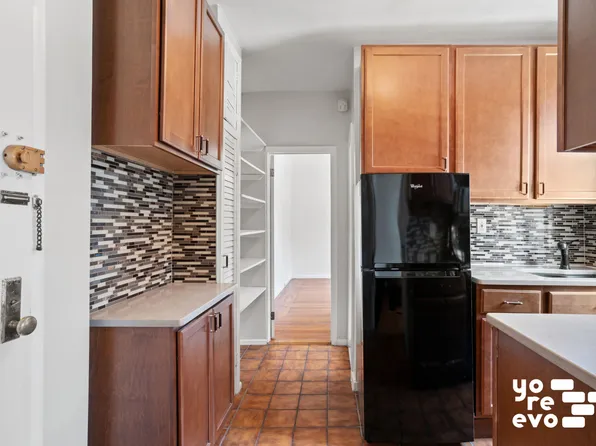 227 West 11th Street image 3 of 8