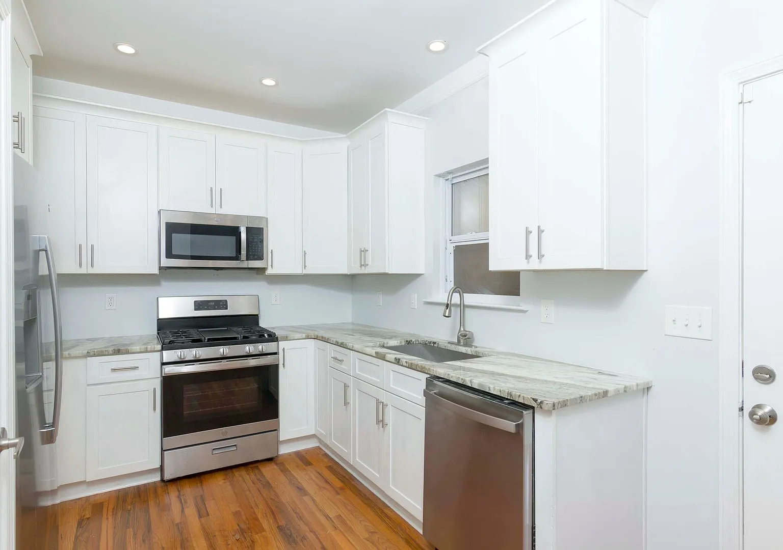 4 bed, 1400 sqft, $2,450 — Photo 2