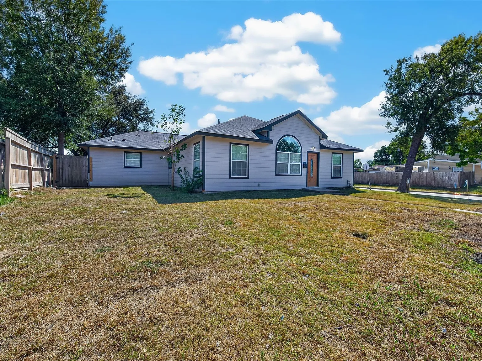4 bed, 2.5 bath, 2108 sqft, $1,895 — Photo 2
