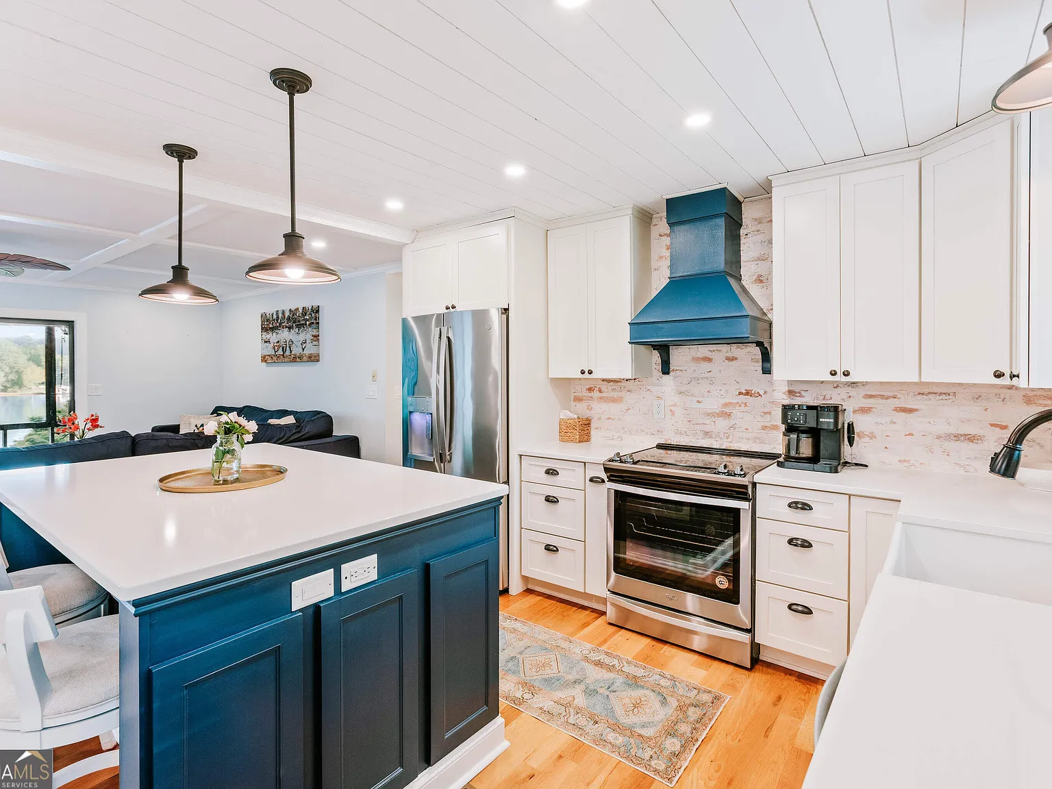 3 bed, 3.0 bath, 2320 sqft, $4,500 — Photo 4
