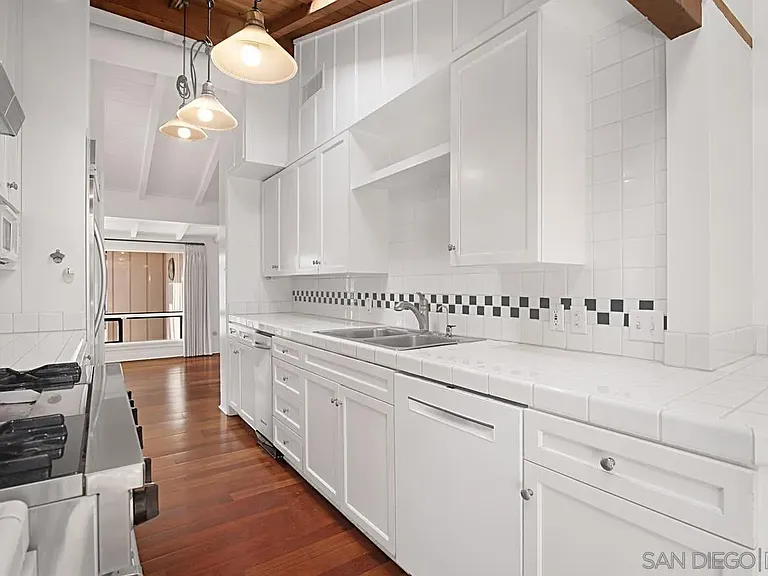 573 Amphitheatre Dr — Photo 12