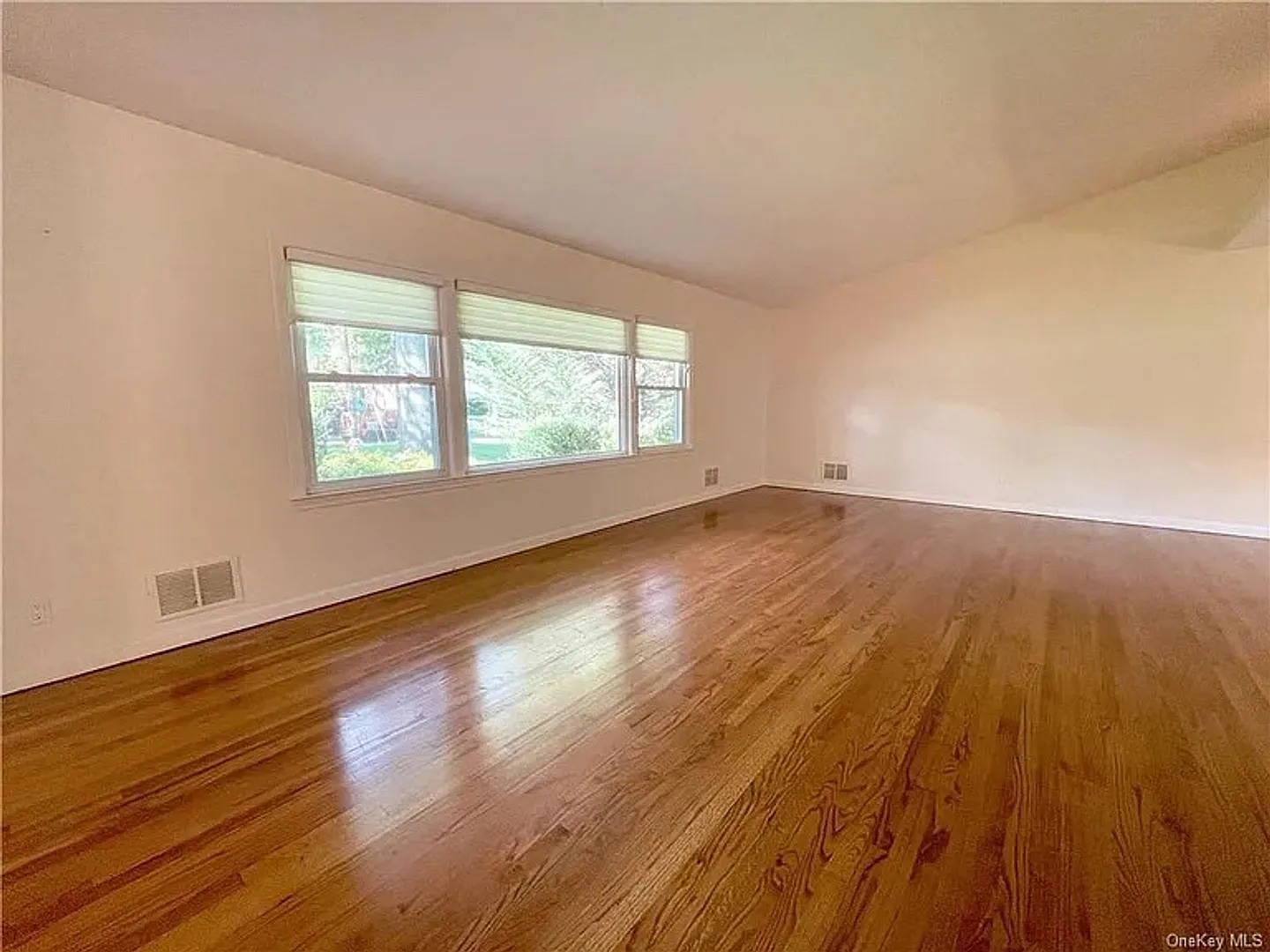 Spacious 4 Bed / 3.5 Bath Scarsdale Home with Bedroom Suites, Fireplace, Deck & Private Yard — Photo 3