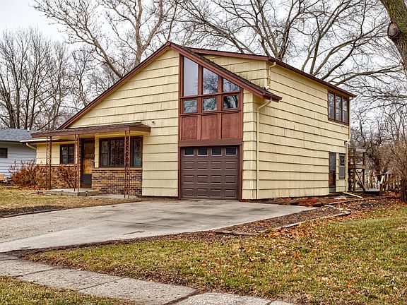 3rd image of 215 E O'Neil Dr