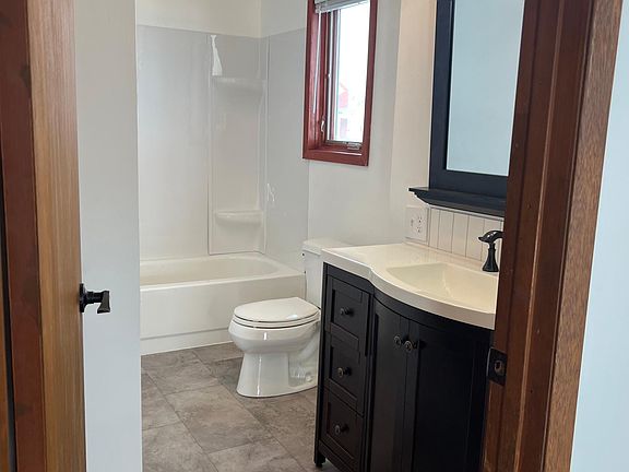 Main Level, Full Bathroom
