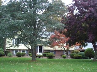 22 Gilbert Stuart Dr, Warwick, RI 02818