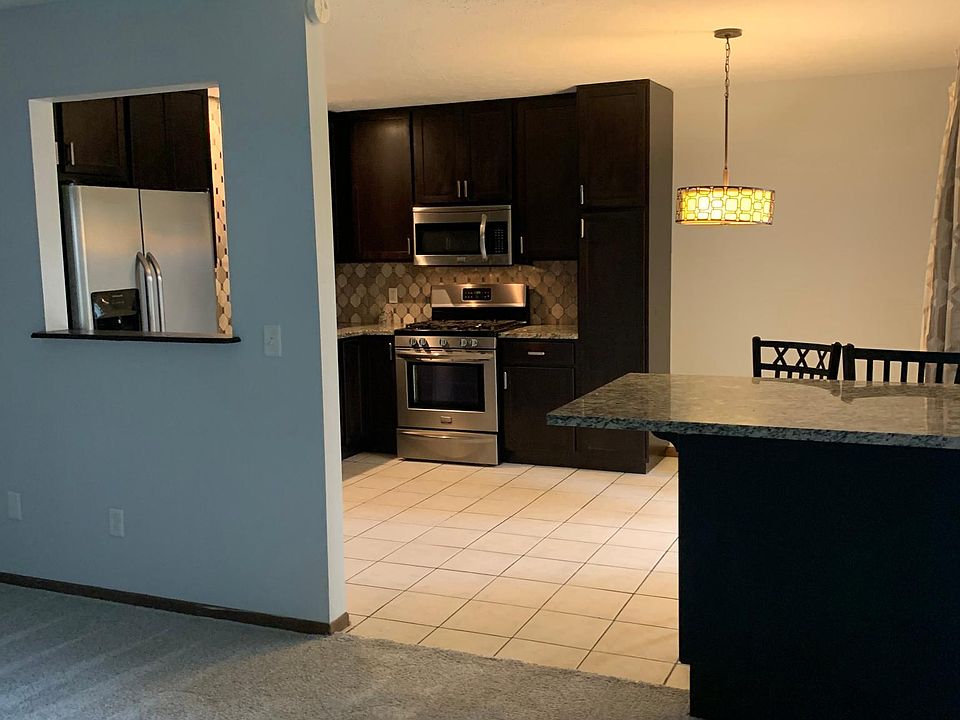 Small Island separates family room from this gorgeous kitchen