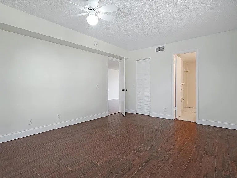 109 Lake Emerald Dr #110 — Photo 17
