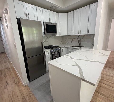 2nd image of 230 E 27th St APT 11