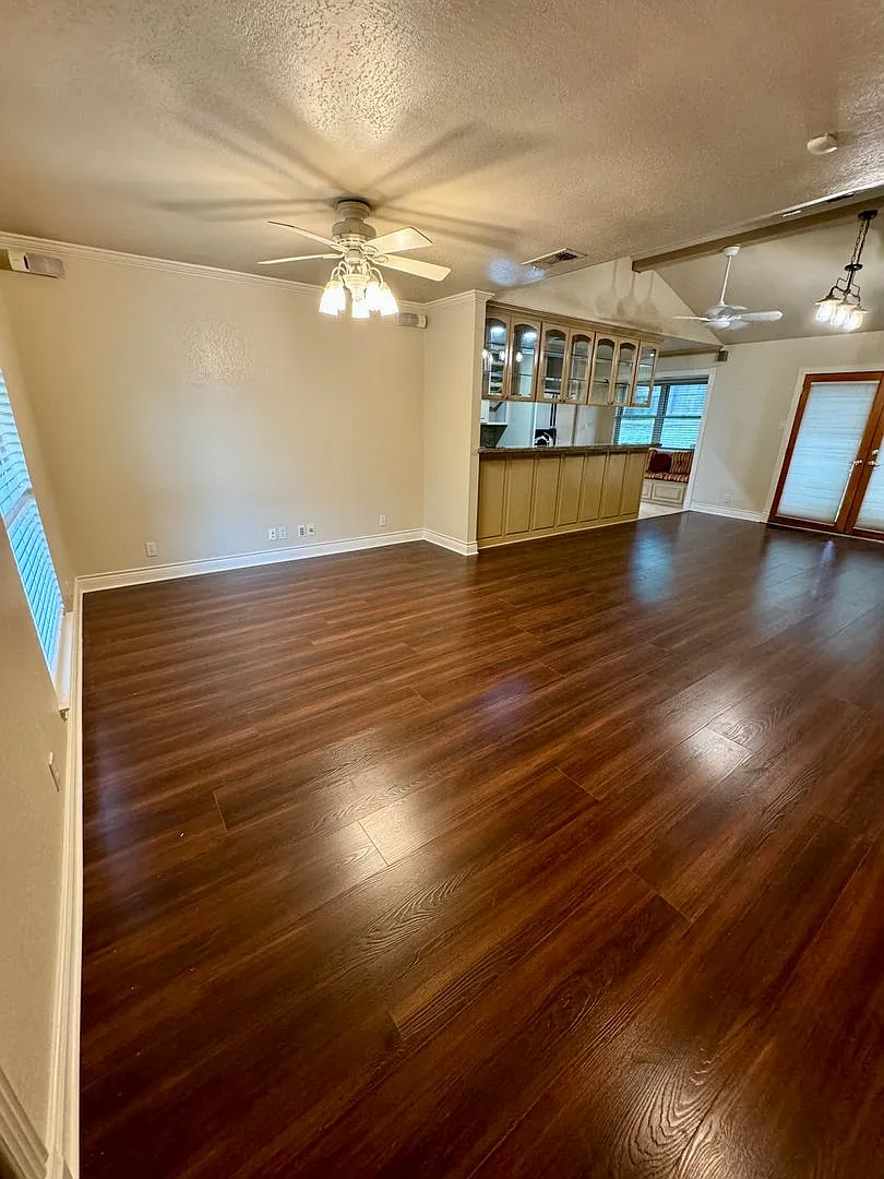 Welcome to this charming 3 bedroom, 2 bathroom home located in the heart of San Antonio, TX — Photo 2