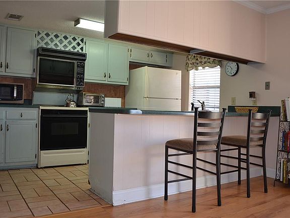 3rd image of 2330 Oxford Pl
