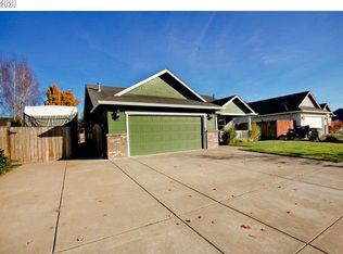 945 S 9th St, Harrisburg, OR 97446