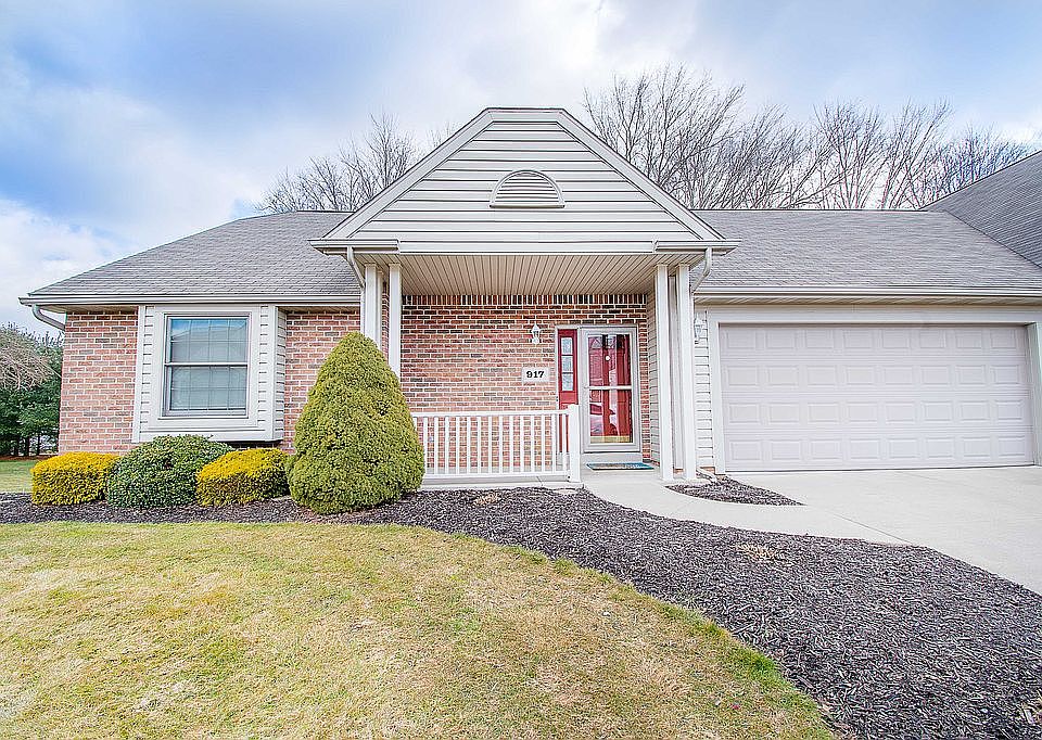 Condo in 917 Shackleton Dr