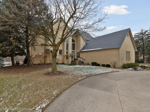 5580 Brookside Ln, Washington, MI 48094