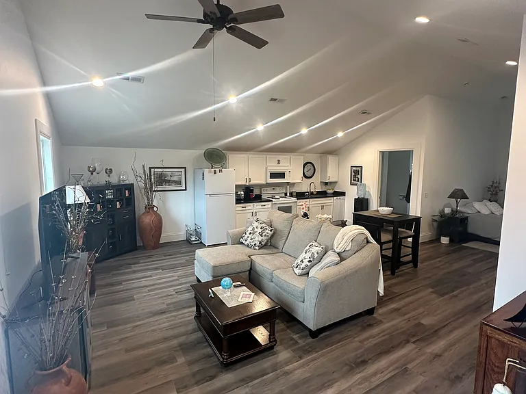127 N Main St — Photo 1