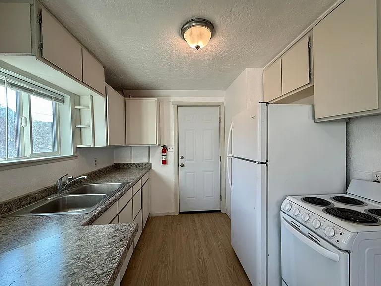 You Don't Want To Miss This Home That Is Walking Distance From Downtown Redmond!! — Photo 6