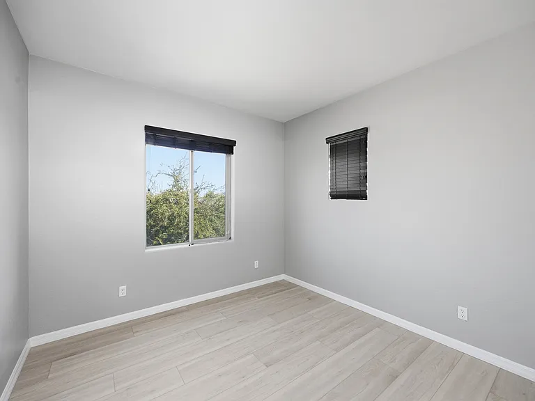 1039 E Boston St — Photo 22
