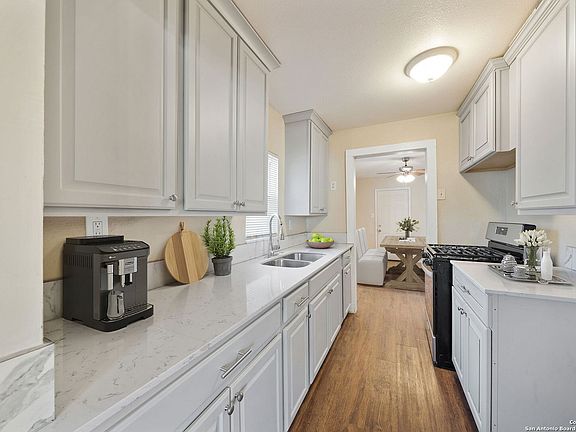 5th image of 410 WEINBERG AVE