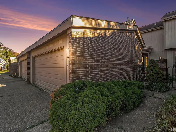 5270 Wright Way E, West Bloomfield, MI 48322