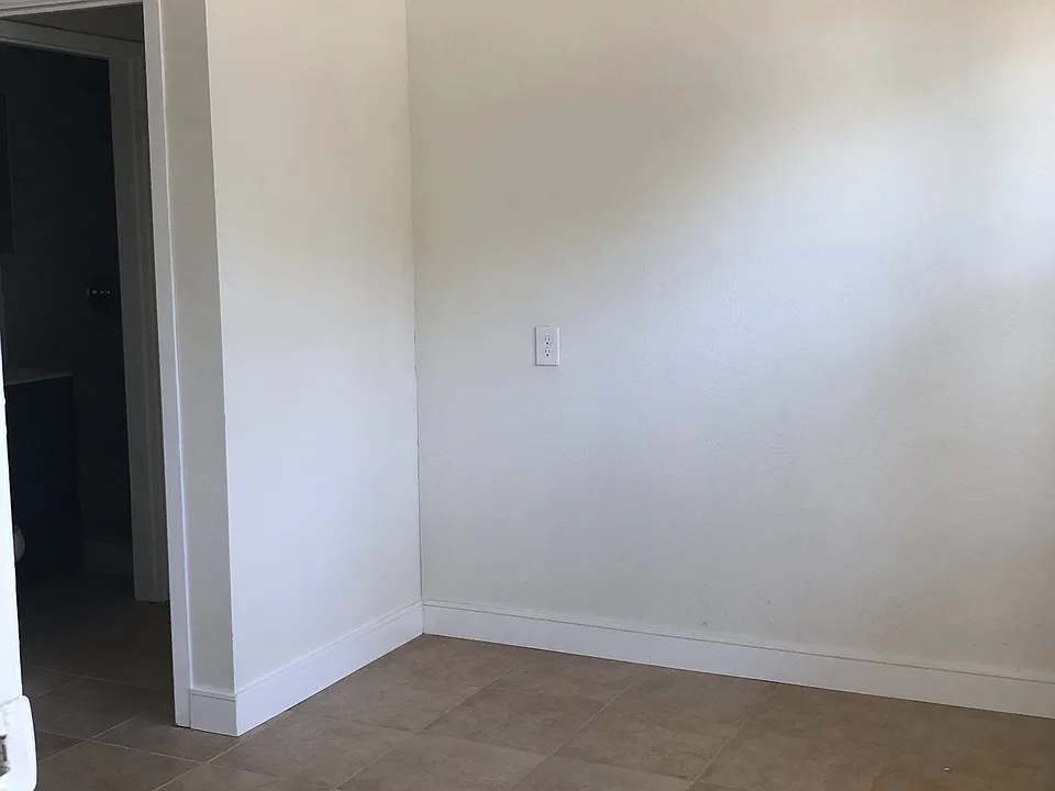 1057 N Pershing Ave #3