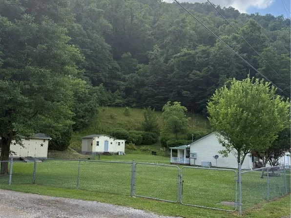 1st St SE, Madison, WV 25130