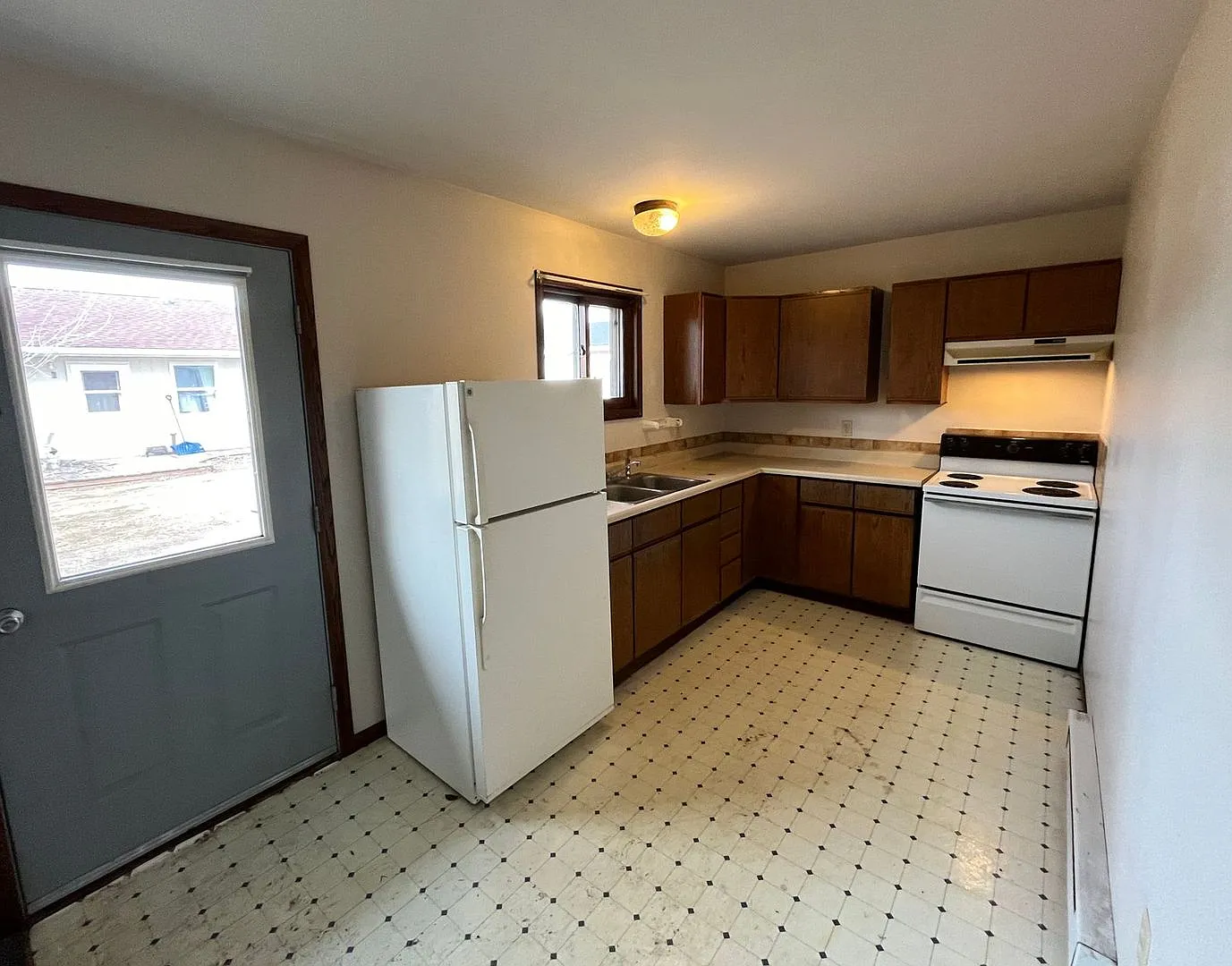 209 E Wood Ave — Photo 1