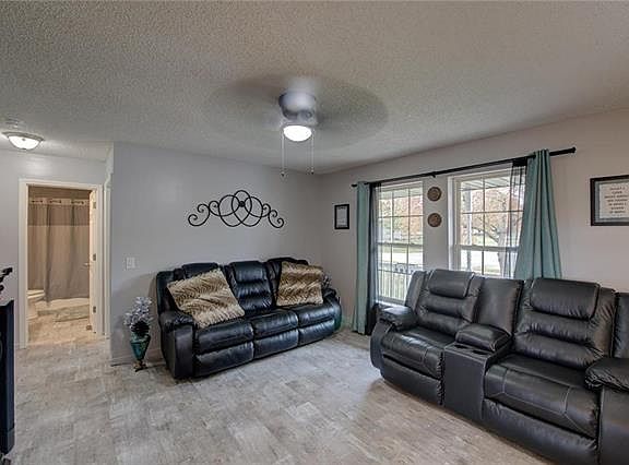 4th image of 19505 Ironwood Dr