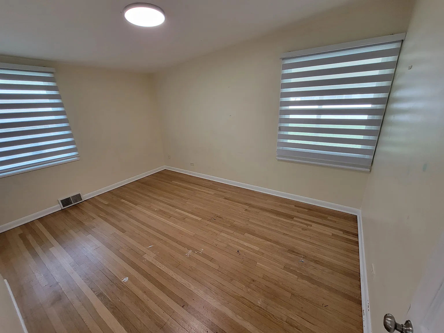 3 bed, 2500 sqft, $3,700 — Photo 3