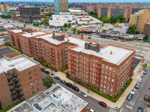 63-109 Saunders Street #A8, Rego Park, NY 11374
