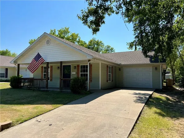 241 N Lynn St, Nevada, MO 64772