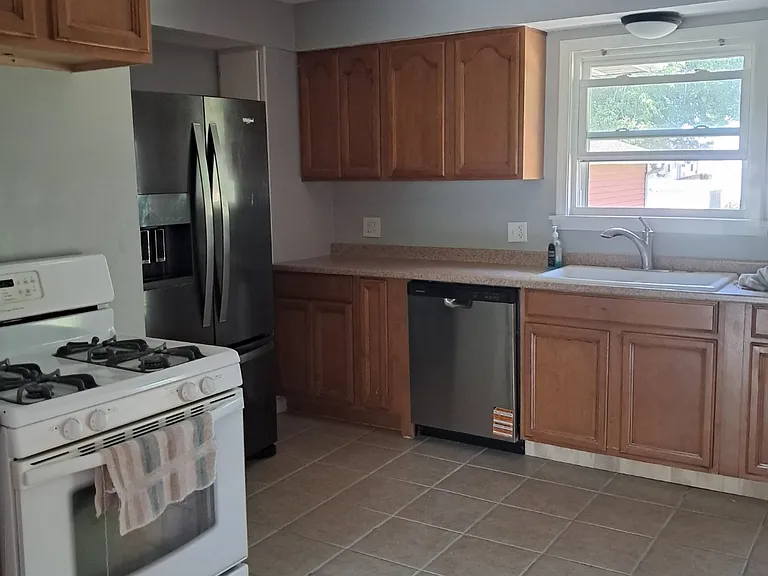 618 & 620 Lansing Rd — Photo 9