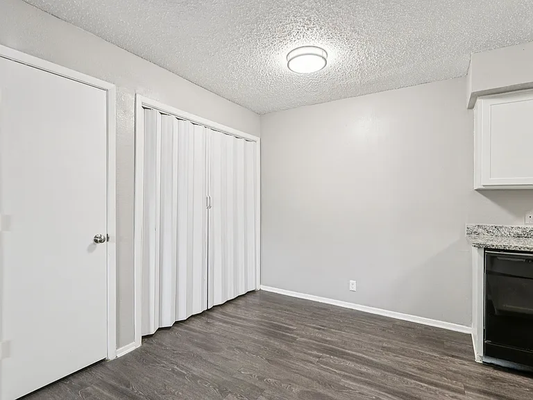 B1 - 2BD, 2BA - 920SF - Dining Room/Laundry