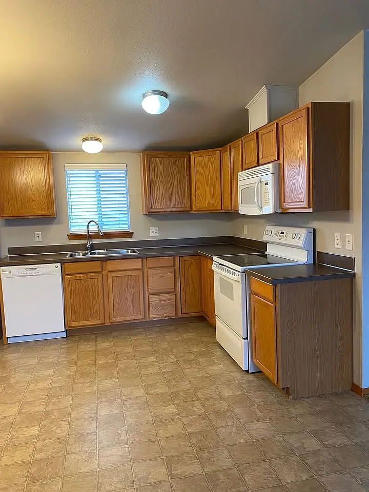3 bed, 1000 sqft, $1,500 — Photo 1