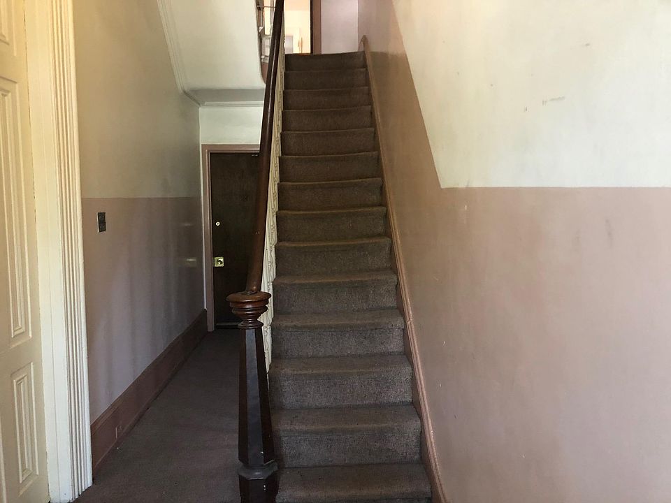 Staircase going from the foyer up to the apartment