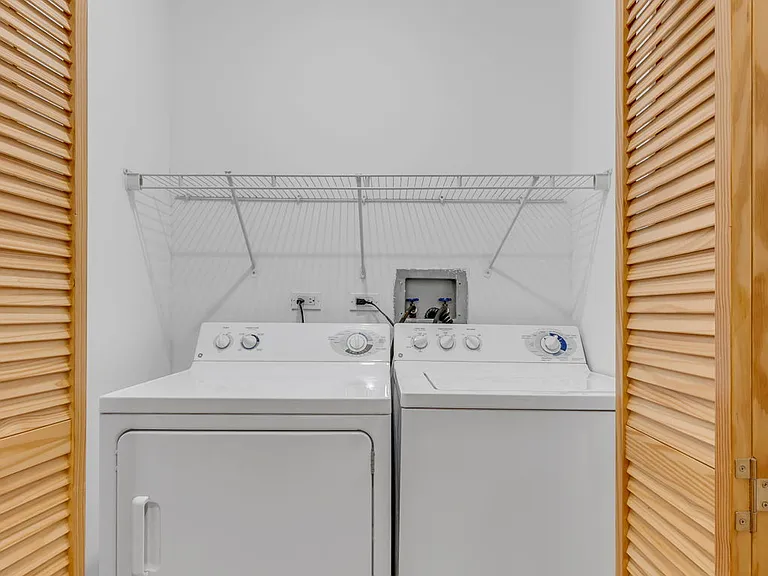 2064 N California Ave #203 — Photo 15