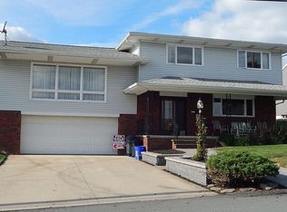 202 Maplewood Dr, Olyphant, PA 18447