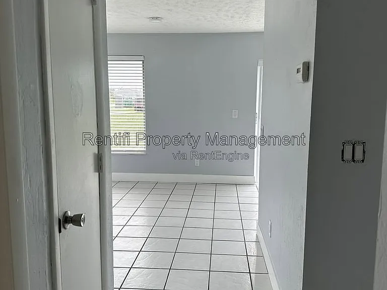 717 SE 9th St #A — Photo 10