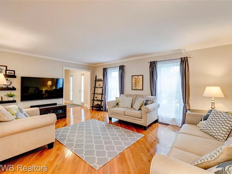 5591 Kingsfield Dr — Photo 2