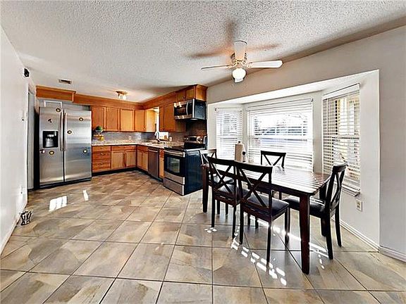 4th image of 5024 Emerald Lake Dr
