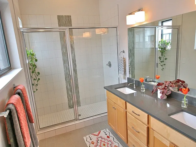 1029 Chester Ave — Photo 23
