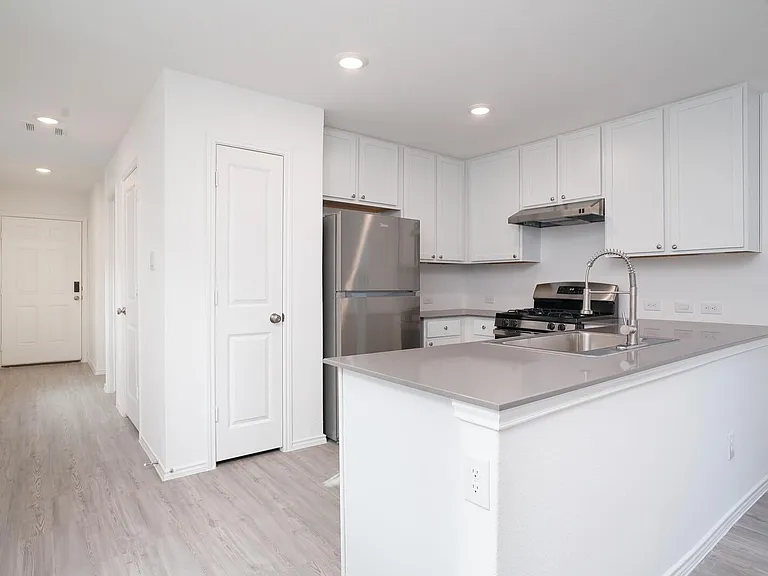 10921 Presa Way — Photo 6