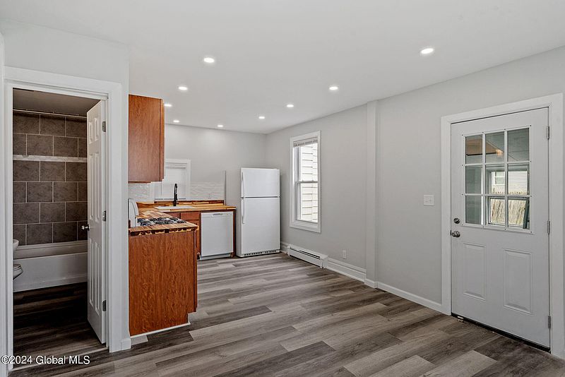 4th image of 715 25th Street