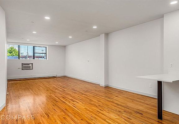 2nd image of 51-10 Vernon Blvd #1S