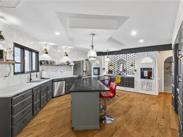 102 NW Hackberry St, Lees Summit, MO 64064