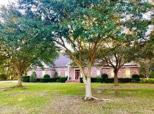 211 N Hill Dr, Carriere, MS 39426