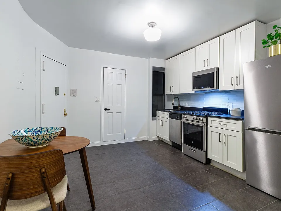 112 8th Ave #4S