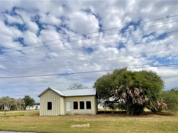 807 E End St, Goliad, TX 77963